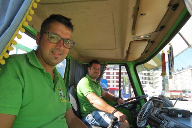 David García y Carlos Fernández, en la cabina de su estupendo Renault cabina Barreiros.
